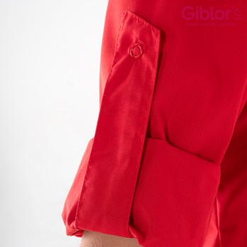 Chemise rouge pour femme légère avec inserts contrastants et manches longues à revers.