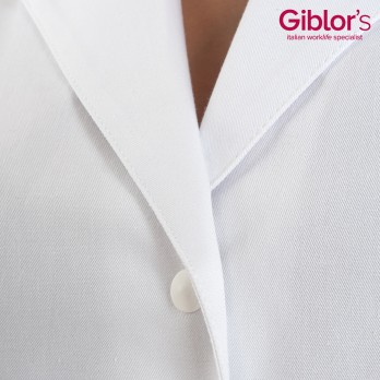 Blouse de laboratoire blanc en coton pour femme à manches courtes avec élastiques aux poignets.