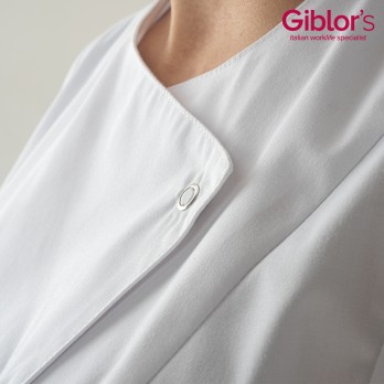 Camisa blanca de mujer de manga corta ligera. Uniforme de trabajo en línea.