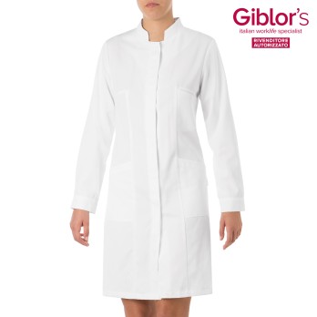 Bata blanca de mujer con cuello mao, ajuste slim fit, con botones ocultos. Para sector médico, laboratorio, farmacia Alessia.