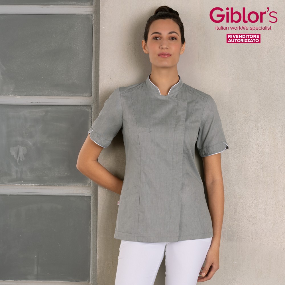 Blusa de mujer con cuello coreano cierre lateral y manga corta en beige gris y negro. Para el sector Horeca y estetico